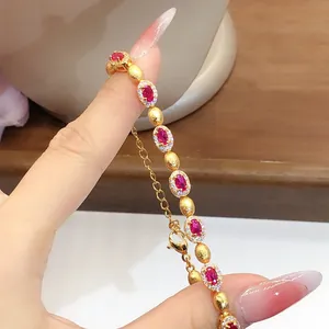 Bracelet plaqué or minimaliste avec zircons rouges ovales et perles décoratives