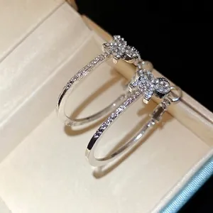 Orecchini a cerchio a fiocco in argento con pavé di cristalli in confezione