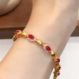 Bracelet élégant en or avec pierres ovales rouge rubis et accents de cristal zircon