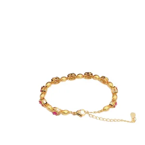 Bracelet doré élégant orné de zircons rouges ovales dans un design minimaliste rétro chic