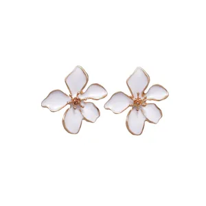 Elegantes pendientes de botón minimalistas de flor esmaltada blanca con bordes dorados