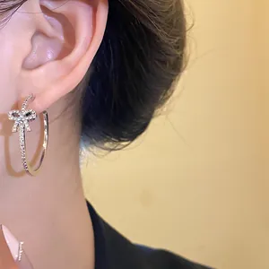 Primo piano dettagliato che mostra il fiocco di strass scintillanti su eleganti cerchi in argento