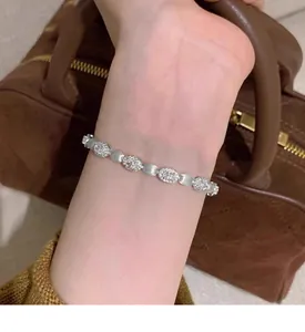 Gros plan détaillé d'un élégant bracelet à maillons ovales en zircone sur un poignet