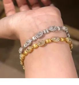 Vue détaillée des bracelets à maillons ovales dorés et argentés avec pavé de zircons