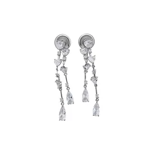 Élégants clips d'oreilles argentés avec zircons étincelants en forme de cœur et de goutte.