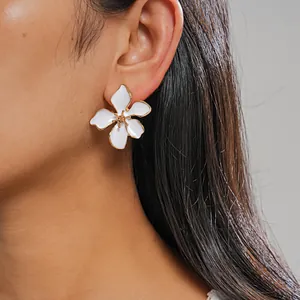 Elegantes pendientes de flor de esmalte blanco con bordes dorados para joyas de mujer