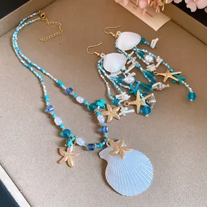 Vue détaillée d'un collier et de boucles d'oreilles perlés avec coquillages et étoiles de mer