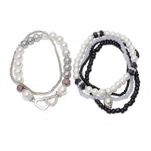 Elegante set di bracciali di perle boho multistrato con ciondoli a cuore e perle nere