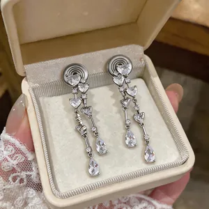 Vue détaillée des boucles d'oreilles clips à pampilles en zircon en forme de cœur