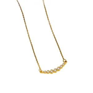 Collar minimalista de acero de titanio dorado con colgante de circón en forma de arco