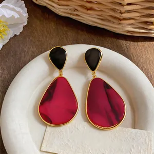 Eleganti orecchini vintage in resina a goccia con motivo marmo rosso e bordo dorato