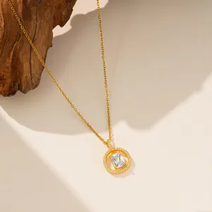 Elegante collar de acero de titanio con colgante de circón rectangular en oro.