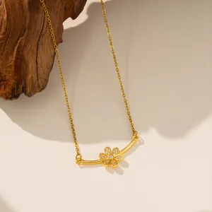 Vista detallada de un collar de flores de oro con piedras de circón muy brillantes