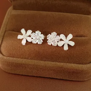 Boucles d'Oreilles Clous Fleur en Résine Blanche Douce Avec Zirconia Incrusté Couleur Argent Tige en Acier Bijoux Floraux Femme