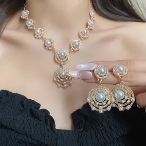 Vintage vergoldetes Perlen- und Strass-Halsketten- und Ohrring-Schmuckset für Damen