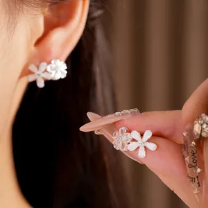 Boucles d'oreilles fleurs élégantes en zircone et résine blanche avec tiges en argent