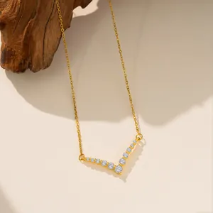 Elegante collar de acero de titanio dorado con colgante de circonita brillante en forma de V.