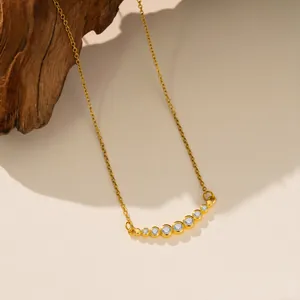 Vista detallada del collar de acero de titanio dorado con circonitas