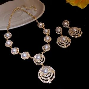 Vintage Schmuckset Gold mit Perlen- und Strass-Halskette und passenden Ohrringen