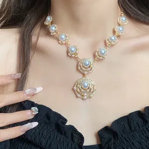 Detailansicht einer Vintage Goldkette mit Perlen und Strasssteinen an einem Modell