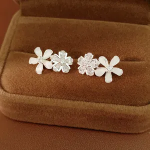 Boucles d'oreilles fleurs en argent zircon résine avec détails artisanaux de précision vue