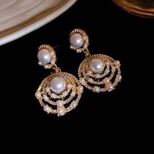 Elegante Vintage-Ohrhänger in Goldoptik mit Strasssteinen und glänzenden weißen Perlen