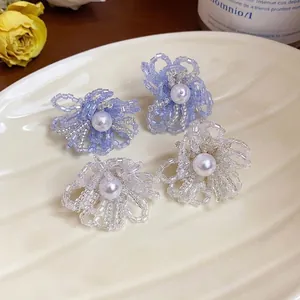 Pendientes de flores de cuentas de vidrio hechos a mano con perlas y agujas de plata