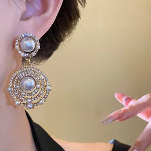 Detailansicht von Vintage-Ohrringen mit Strasssteinen und Perlen im runden Design