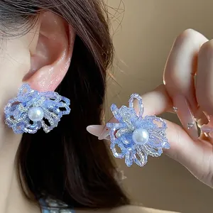 Pendientes de flores con cuentas de lavanda, centro de perlas y aguja de plata
