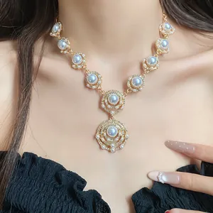 Detailaufnahme einer Vintage-Goldhalskette mit geschichteten Perlen und Strass
