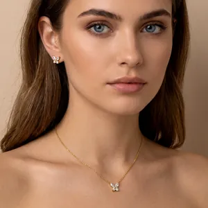 Elegante vergulde vlinder sieradenset met zirkonia kristallen op vrouwelijk model