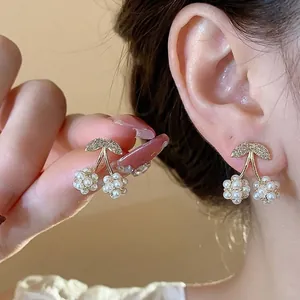 Orecchini a Bottone con Perle Artificiali a Ciliegia Stile Francese per Donna Strass Intarsiati Rame Placcato Oro Gioielli di Moda Eleganti