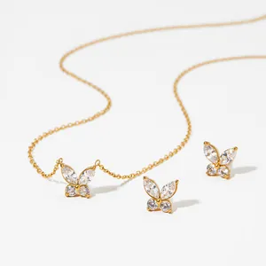 Elegante vergulde roestvrijstalen vlinderketting en oorbellen set met heldere zirkonia