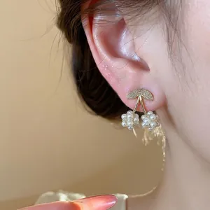 Eleganti orecchini a lobo a forma di ciliegia con zirconi e grappoli di perle fini