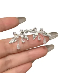 Orecchini a lobo a fiore in argento stile coreano con zirconi bianchi brillanti