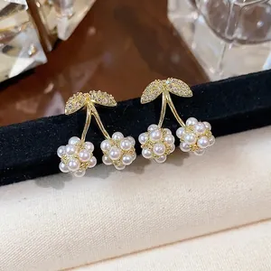 Eleganti orecchini a perno a ciliegia stile francese con foglie di zircone e finitura dorata
