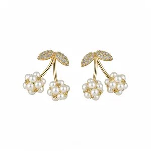 Eleganti orecchini a lobo a forma di ciliegia in stile francese con perle e zirconi.