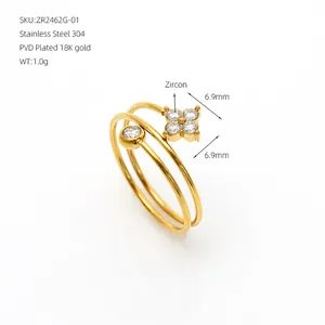 Vue détaillée de la bague trèfle plaquée or 18K avec zircons et dimensions