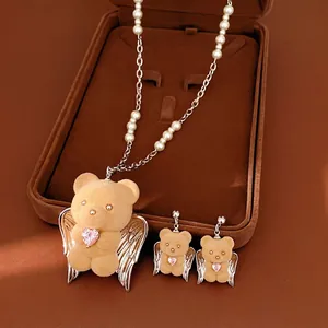 Set di Gioielli Orso Floccato con Ali d'Angelo Carino Collana e Orecchini in Rame Zirconia Perla Artificiale per Donna