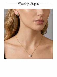 Detailweergave van een model met een gouden vlinderketting en bijpassende oorknopjes