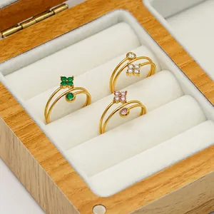 Détail de trois bagues trèfle en acier inoxydable plaqué or 18 carats avec zircons