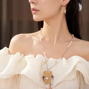Set collana e orecchini con orsetto floccato e perle per un look raffinato da donna
