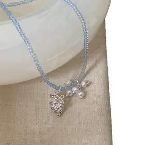 Collier perlé bleu fait main avec perles et élégant pendentif raisin en strass violets