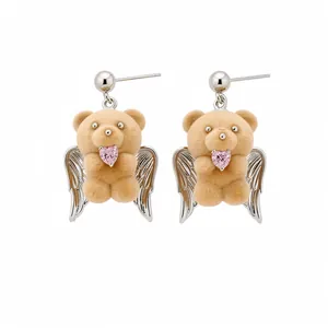Orecchini a forma di orsetto floccato con cuore in zircone rosa e ali argentate decor