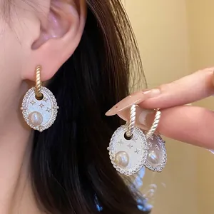 Französische Vintage Kupferohrringe mit Süßwasserperle Elegante Ovale Zirkonia Twist Hoop Ohrringe für Damen Luxusschmuck