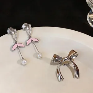 Eleganti orecchini a clip a coda di sirena rosa con perle e nappe di zirconi brillanti