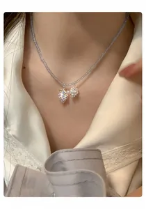 Détail rapproché d'un collier en perles violettes avec pendentifs raisin et strass
