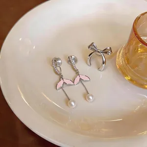 Eleganti orecchini a clip con perle coda di pesce, smalto rosa e nappe in zircone lucido