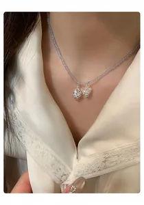 Vue détaillée d'un collier de perles violettes avec des pendentifs raisin en perles.