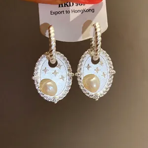 Elegante ovale Süßwasserperlen-Ohrhänger mit Zirkonia-Verzierungen in Silberoptik.